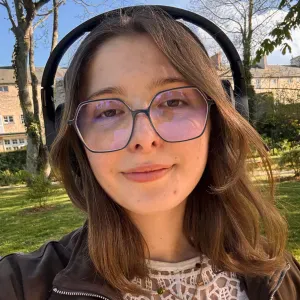 Baby-sitter disponible à Louvetot