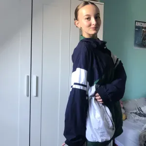 Baby-sitter souriante et toujours prête à travailler