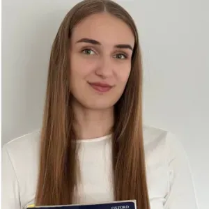  Positive Betreuerin hilft Kindern beim Lernen und Spielen