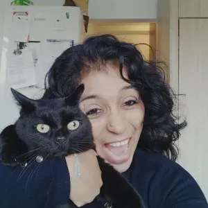 Femme de ménage; je suis responsable et de bonne humeur.