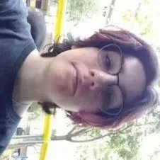 Estudiante de ATV superior pasea perros