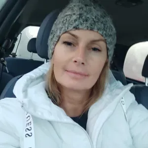 Odpowiedzialna opiekunka dla seniorów.