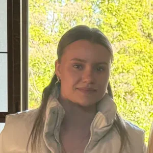 Erfahrene Kinderbetreuerin mit pädagogischem Hintergrund