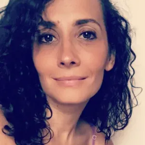 Baby-sitter douce et fiable, à l'aise avec tout-petits