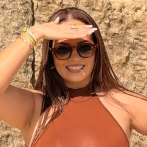 Baby-sitter et fille au pair souriante 🌸