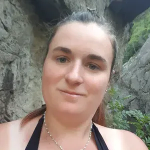 Baby-sitter douce et sérieuse 