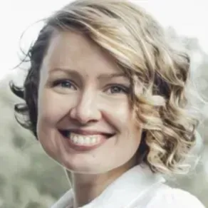 Professeure de langues, diplômée de la Sorbonne IV