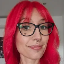 Addetta alle pulizie attenta ai dettagli