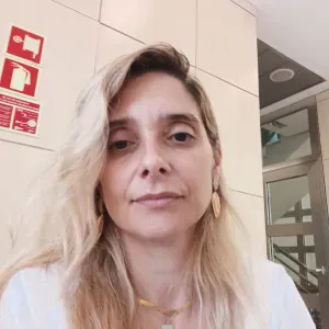 Empregada limpeza idónea, sabe falar ingles mediano