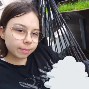 Junger Erfahrener Babysitter mit einem Baby