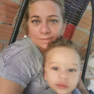 Femme à trois sérieuse et responsable