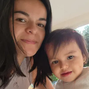 Procuro uma babá com experiência em crianças pequenas.