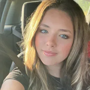 Baby-sitter qui a toujours le sourire 