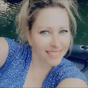 Offre d'emploi pour une baby-sitter à Salles-sur-Mer