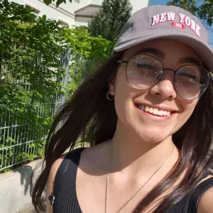 Erfahrene und motivierte Babysitterin verfügbar.