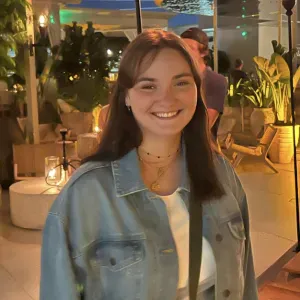 Disponible pour de l'aide au devoir ou des cours d'anglais