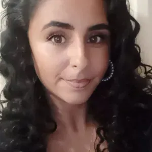 Femme de ménage très sérieuse 