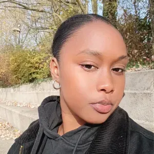 Femme de ménage responsable et souriante à Bruxelles 