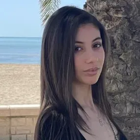 Baby-sitter expérimentée à houilles 