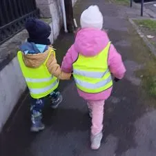 Sortie d'école de 3 enfants en maternelle