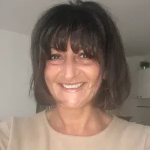 Femme de ménage responsable  / vitres/