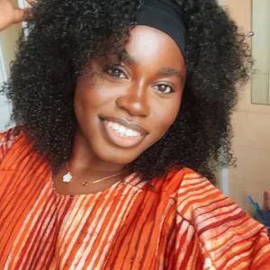 Baby-sitter joviale et souriante