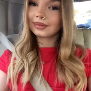 Jeune baby-sitter attentionnée 