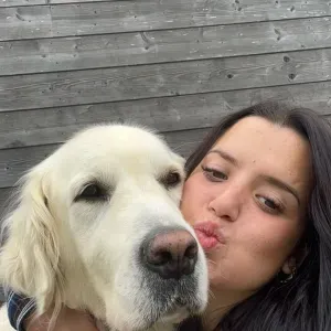 Hondsitter Freya komt aan huis