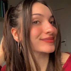 Baby-sitter souriante pour enfants à partir de 2 ans !