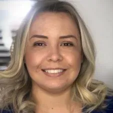 Estou disponível para trabalhar em horários marcados. Faço l