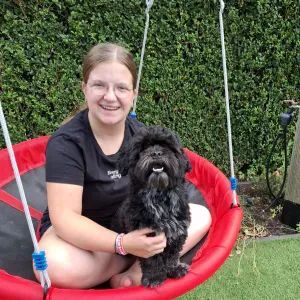 Enthousiaste oppas die de kinderen vermaakt