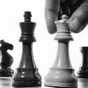 Babysitter attentif et passioné d'échecs.