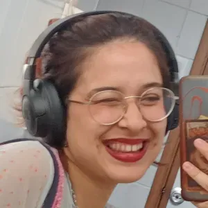 Babysitter empolgada para trabalhar com o seu tesouro