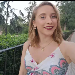 Aide ménagère avec le sourire pour une maison propre