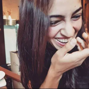 Doses de sourires, babysitter patiente et à l'écoute.