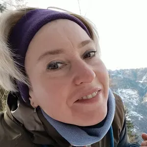 Una donna di pulizie, precisa e puntuale 