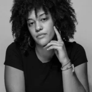 Jeune fille douce, sociale et dynamique