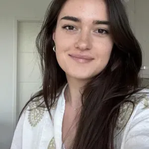 Baby-sitter de confiance - disponible selon vos besoins