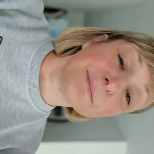 Femme de Ménage Sur Tours et rayon de Soleil