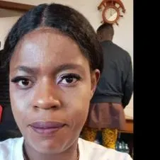 lavare i piatti, pulire i tavoli, la cucina, il bagno, il le