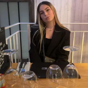 Baby-sitter fiable et sérieuse à Sénas 