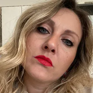 Addetta alle pulizie domestiche , seria e attenta 