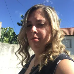 Femme de ménage qui aime faire bien sont travail 