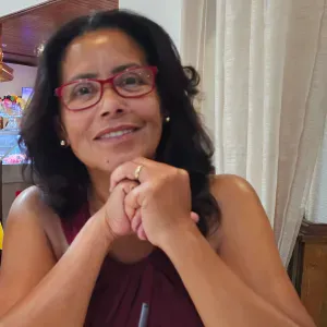 Cuidadora compassiva em Faro para cuidados e assistência 