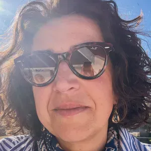 Babysitter sorridente e premurosa