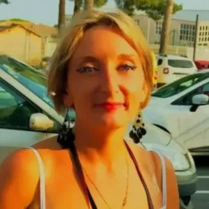 Polyvalente, bienveillante, à l'écoute. Travaillant en CESU