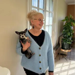 garde petit chien à la campagne 