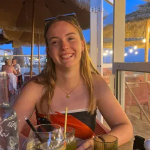 Etudiante joyeuse et créative pour garde d'enfants