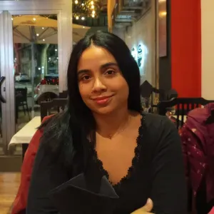 Cuidadora en inca, paciente y responsable.