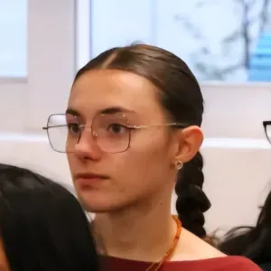 prête à m'occuper de vos poilu !